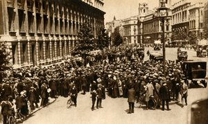 Crowds Waiting Outside Downing Street in London for News About War, July 1914 by Unbekannt