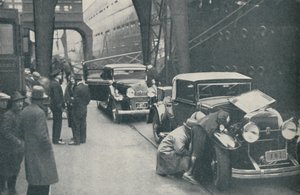 Customs Officers Examining Motor Cars at Southampton by Unbekannt