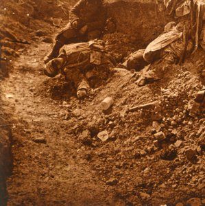 Dead Body in the Trenches, Perthes, Northern France, c1914-c1918 by Unbekannt