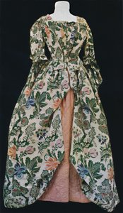 Dress of Spitalfields Silk, with Pink Satin Quilted Petticoat by Unbekannt