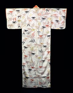 Embroidered white satin ladies kimono, Japanese, Edo period by Unbekannt