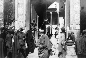 Entrance to Kazimain mosque, Iraq, 1917-1919