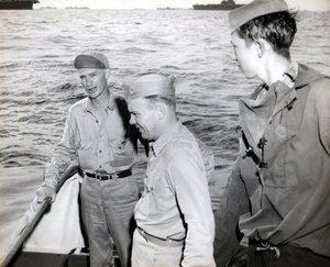 Ernie Pyle visits the USS Hornet by Unbekannt