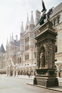 Exterior View of the Entrance of the Royal Courts of Justice, London by Unbekannt