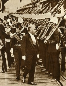 French President Raymond Poincaré with Edward, Prince of Wales, at Portsmouth, June 1913 by Unbekannt