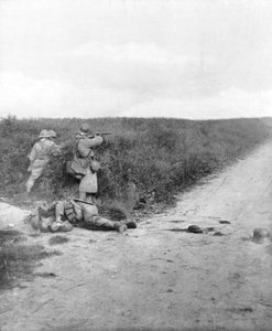 French machine gunners sweeping a road, Courcelles, south-east of Montdidier, France, 9 June 1918 by Unbekannt