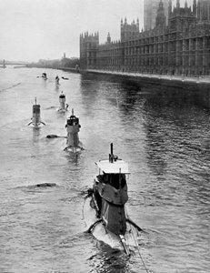 French submarine Saphir Q44 and five others moving from Gravesend to London by Unbekannt