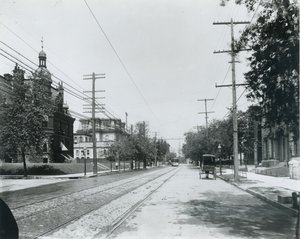 Grand Avenue north from Washington Avenue. Third Baptist Church at right. University Club at left, formerly residence of George W. Allen. by Unbekannt