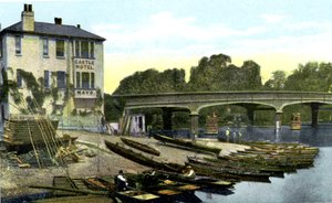 Hampton Court Bridge, London by Unbekannt
