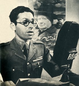 He Reads the News in Moroccan Arabic. A Member of the Fighting French Army, 1942 by Unbekannt