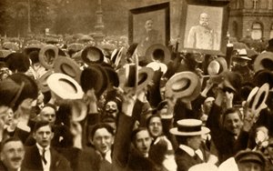 Hoch the Kaiser!: cheering crowds in the streets, Berlin, Germany