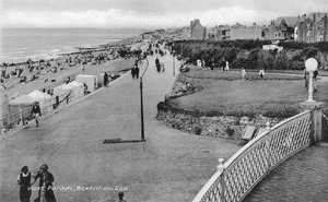 Holidaymakers on West Parade, Bexhill-on-Sea, East Sussex by Unbekannt