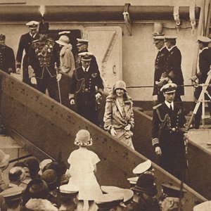 Home Again - The Duke and Duchess Landing at Portsmouth June 27, 1927, 1937 by Unbekannt
