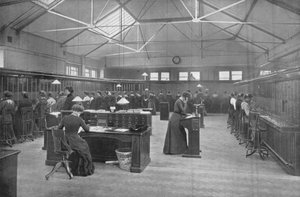 In the Post Office Central Telephone Exchange, City of London, c1903 by Unbekannt