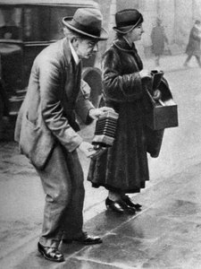 Kerb-side concertina-player, Holborn, London