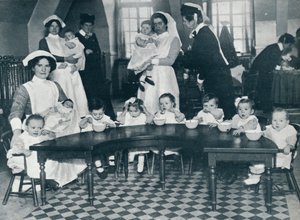 Kingsway Hall Creche for Children with Fathers at War and Mothers Who Are Working by Unbekannt