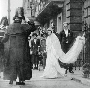 Lady Elizabeth Bowes-Lyon on her way to be married at Westminster Abbey, 26 April 1923, 1937 by Unbekannt