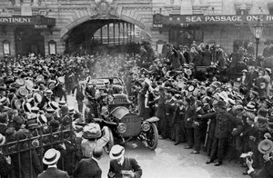 Louis Blériot on His Way to the Savoy Hotel, London, 25 July 1909 by Unbekannt