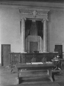 Magistrates Desk in the Court Room, Third District Court, New York City, 1924 by Unbekannt