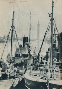 Naval Trawler, HMS Liffy Alongside a Grimsby Fishing Vessel in Grimsby Docks by Unbekannt