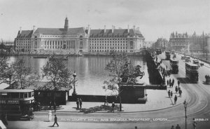 New County Hall and Boadicea Monument, London, c1925 by Unbekannt