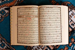 Open Quran and prayer mat, Tunisia by Unbekannt