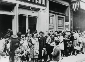 People queuing outside a dairy shop, German-occupied Paris, 26 July 1940 by Unbekannt