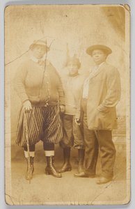 Photographic postcard of three unidentified women, 1904-1918 by Unbekannt