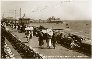 Pier, promenade and bandstand, Eastbourne, Sussex by Unbekannt