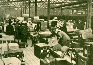 Piles of Luggage at Charing Cross Station, 1930 by Unbekannt