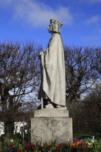 Poissy collegiate church. Statue of Saint Louis. Profile, Poissy, France