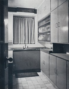 R. W. Symonds and Partner, L. & A.R.I.B.A. - Kitchen: Putty-coloured cellulosed fitments, stainless by Unbekannt