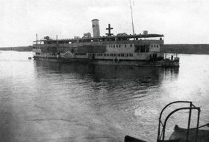 Red Cross river boat going up the Tigris River, Mesopotamia, WWI, 1918 by Unbekannt