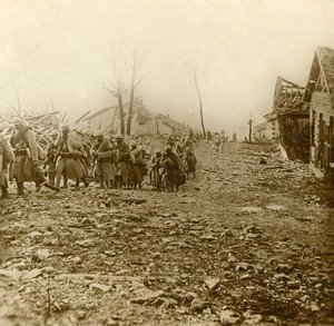 Relief infantry at the attack of Douaumont, northern France by Unbekannt