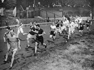 Running the half mile at the Civil Service Sports day, Stamford Bridge, London by Unbekannt