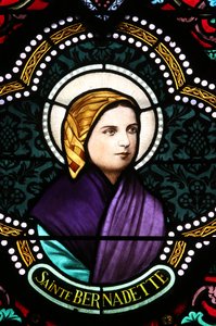 Sacred heart church. Stained glass window: Ste Bernadette Soubirous, Moulins, France by Unbekannt