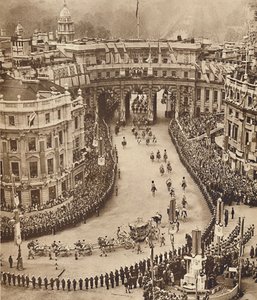 Sailors Line the Route in Trafalgar Square by Unbekannt