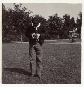 Schoolboy taking a photograph, c 1905 by Unbekannt