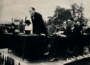Speaking at Enfield Munitions Works, 1917 by Unbekannt