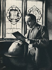 Stanley Baldwin in the Gallery at Chequers, c. 1925 by Unbekannt