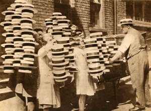 Straw Hats Return to Favour by Unbekannt