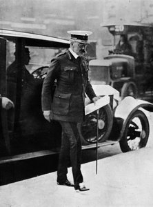The Cabinet Crisis: Lord Kitchener Arriving at the War Office by Unbekannt