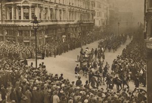 The City Lines Queen Victoria Street to Watch the New Lord Mayor and His Procession by Unbekannt