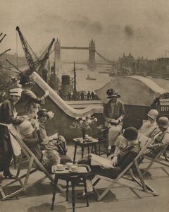 The Pool from the Roof Garden of the Langbourne Club for City Women, 1920s, c1935 by Unbekannt