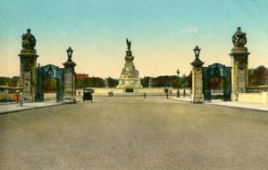 The Victoria Memorial, Buckingham Palace, London, c1910