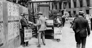 The Lunchtime Newspaper Headlines, Trafalgar Square, London, 1926-1927 by Unbekannt