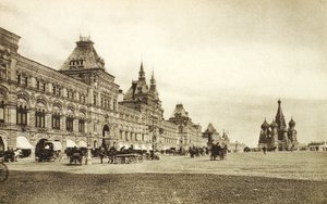 The upper trading rows in Red Square, Moscow, Russia, 1910s by Unbekannt
