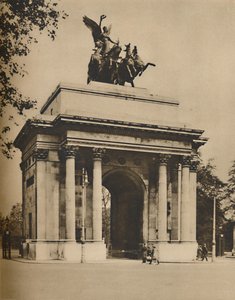 Triumphal Arch Moved from Hyde Park to Constitution Hill, c. 1935 by Unbekannt