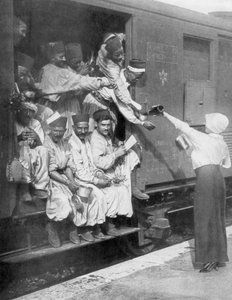 Turkish riflemen en route to the front by train by Unbekannt