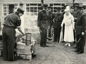 Watching A.T.S. girls at work...Army School of Cookery at Aldershot by Unbekannt